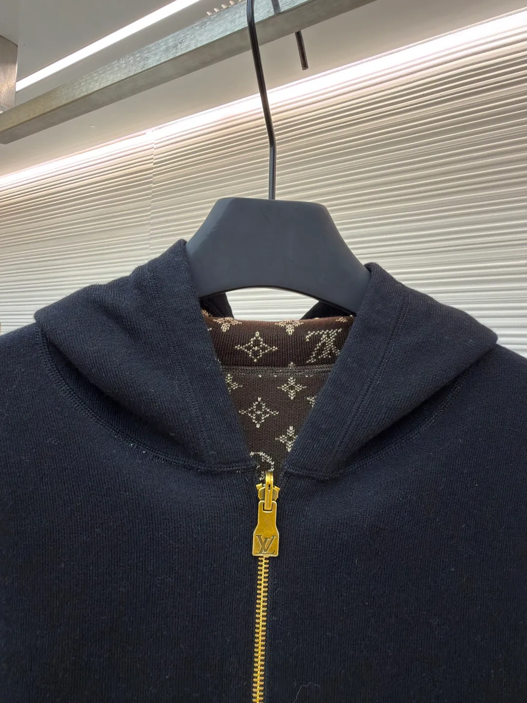 LOUIS VUITTON double-sided hooded full-print jacket ●Original version: purchased and developed by 29237 ●Item number: 1681682-C55 ●Fabric: sheep wool fabric ●Technology: knitted ●Color: black/brown ●Version: fitted version ●Weight: about 1165 grams ●Size: S-M-L-XL ●Description: This double-sided hooded jacket adopts Louis Vuitton's classic double-sided design process. One side is the brand's iconic presbyopic pattern, and the other side is a solid color design. The front of the jacket features a gold metal zipper with Louis Vuitton's branding on the zipper pull, and precision stitching on the edge of the zipper to ensure the durability and smoothness of the zipper. The brim and hem of the jacket are ribbed, which not only ensures wearing comfort, but also effectively prevents wind and warmth. The chest pocket design uses hidden sewing technology, and the edges of the pocket fit closely with the main fabric, which not only maintains the overall aesthetics, but also increases practicality. The lining of the jacket is also made of high-quality fabric, which perfectly matches the outer fabric to ensure comfort and breathability. The overall sewing process uses double stitching to ensure the durability and stability of the jacket. The overall wiring is straight and delicate, the fabric is comfortable and soft, and the color is consistent without color difference. It can be matched with the same style to create a fashionable look and control various occasions. Customized accessories, complete with three standards, same style for men and women!